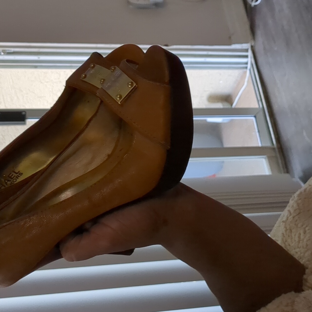 Shoes - Picture 3 of 8